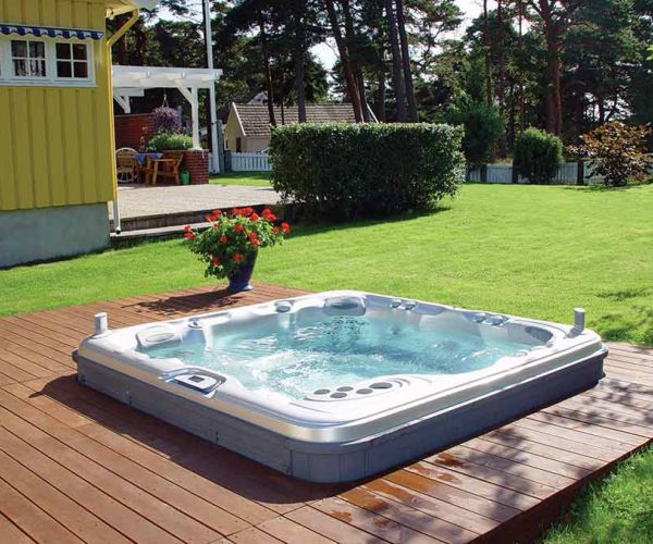 installation-sundance-spa-backyard-deck-in-wichita