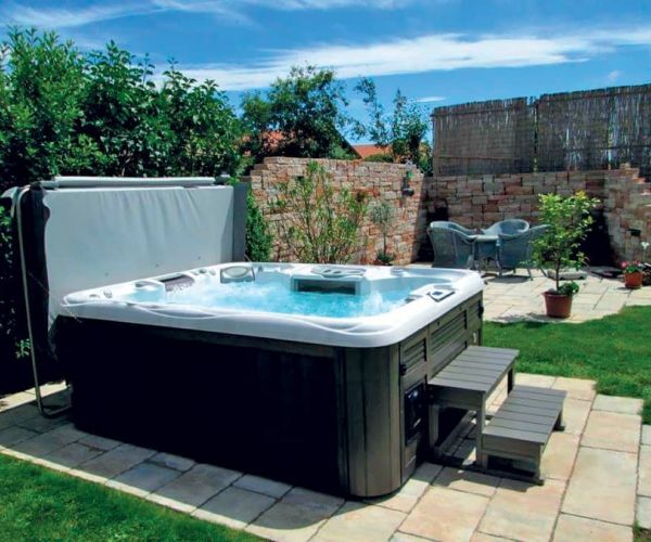 sundance-hot-tub-backyard-cover-installation-in-wichita
